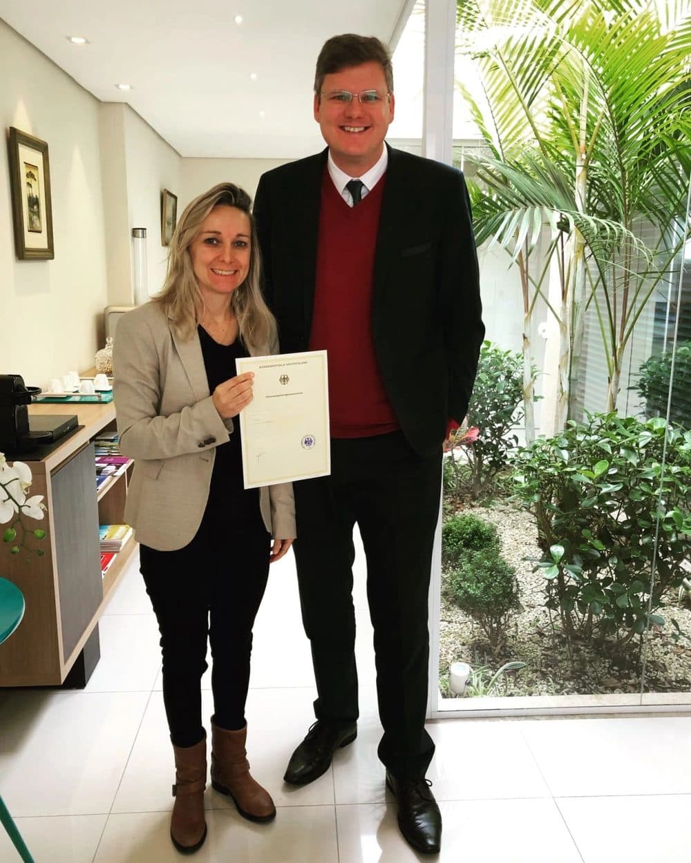 Cliente da Hannover comemorando a confirmação da cidadania alemã