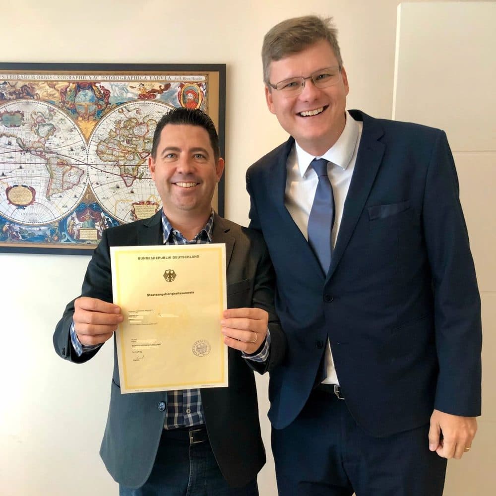 Cliente da Hannover comemorando a confirmação da cidadania alemã