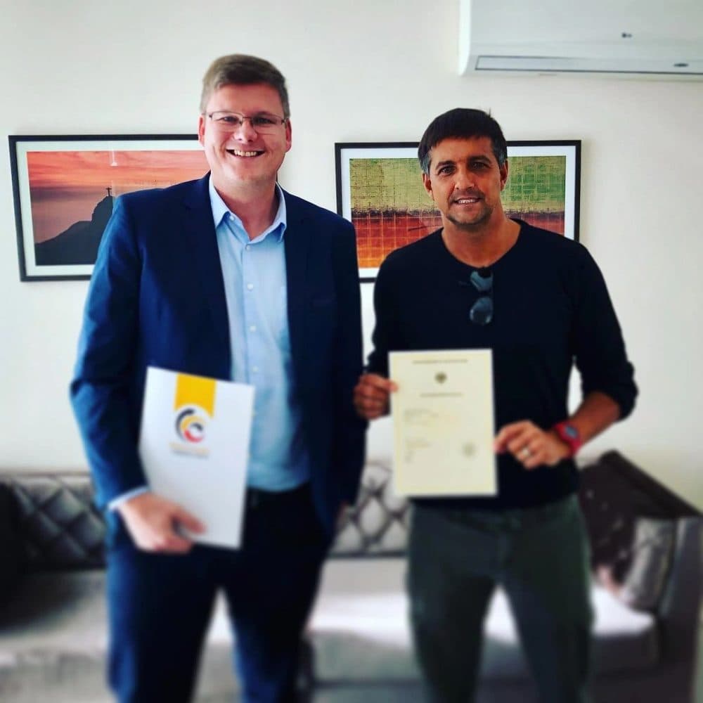 Cliente da Hannover comemorando a confirmação da cidadania alemã