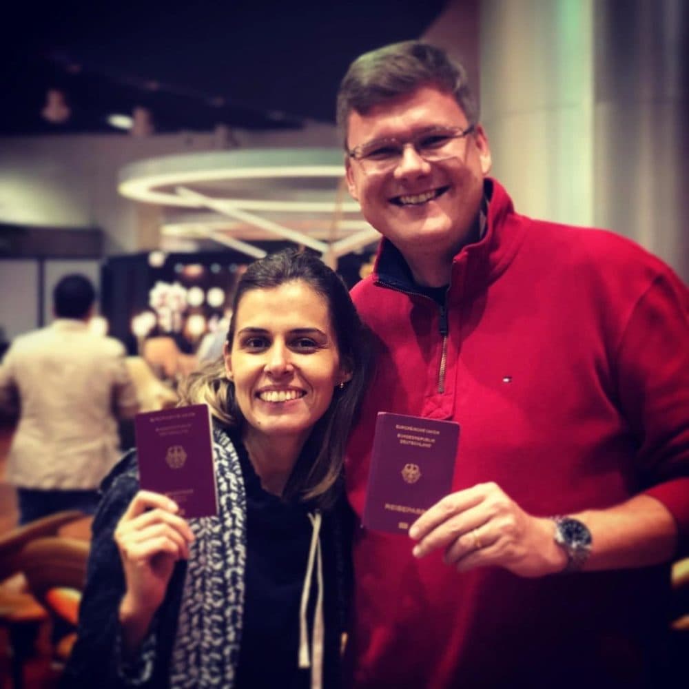 Cliente da Hannover comemorando a confirmação da cidadania alemã