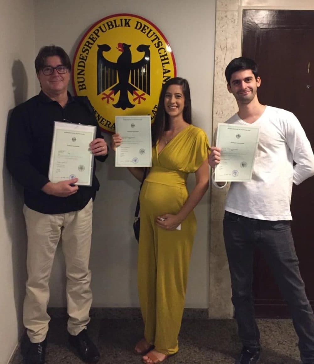 Cliente da Hannover comemorando a confirmação da cidadania alemã