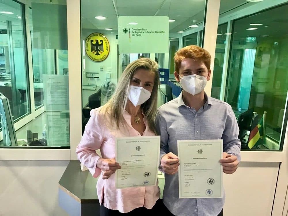Cliente da Hannover comemorando a confirmação da cidadania alemã