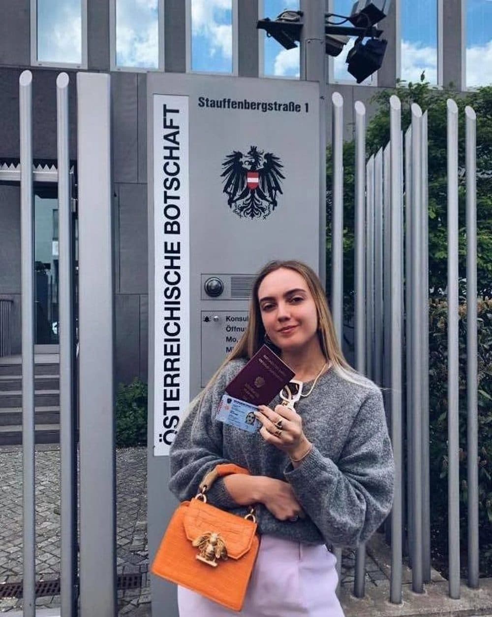 Cliente da Hannover comemorando a confirmação da cidadania alemã