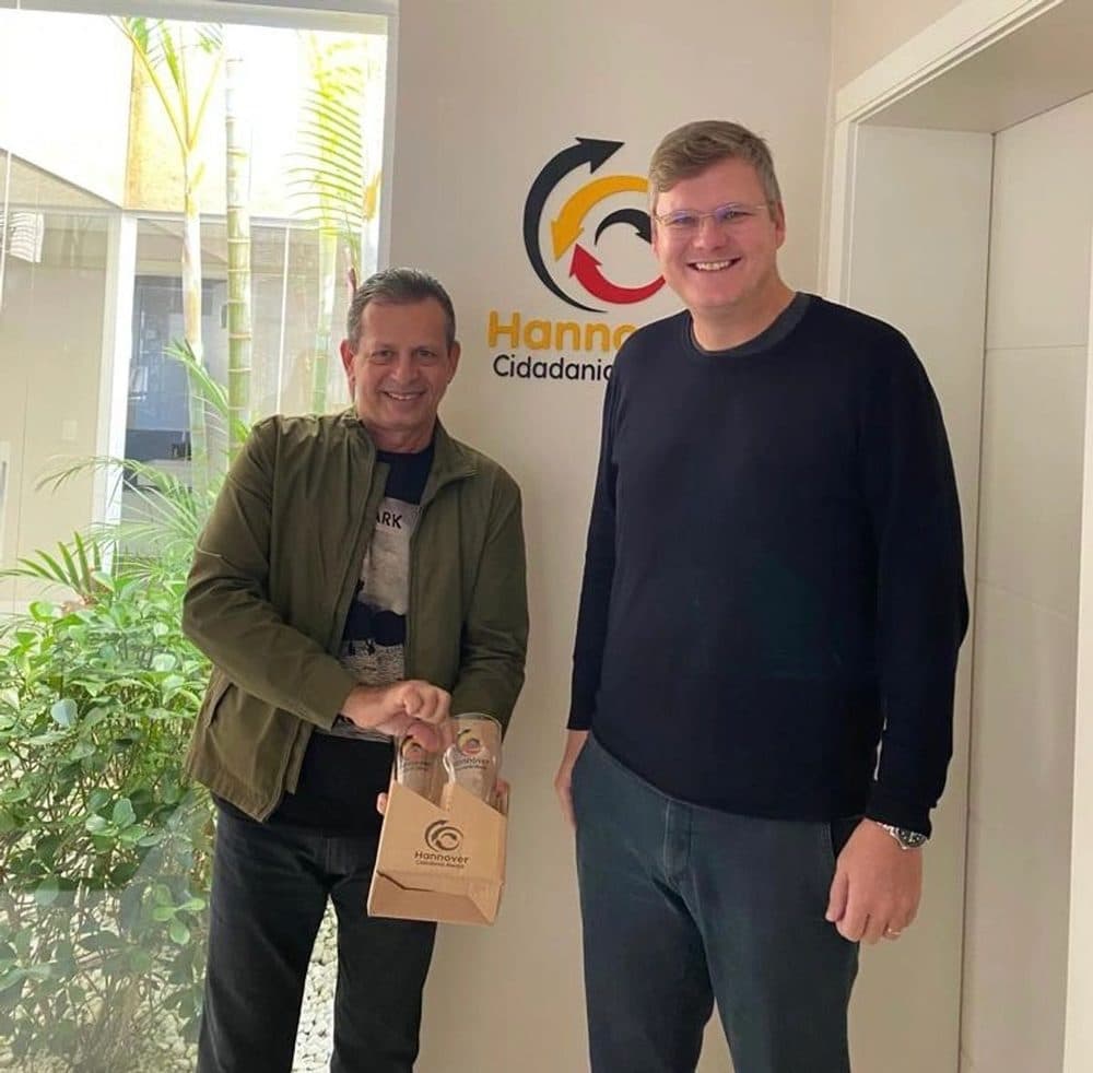 Cliente da Hannover comemorando a confirmação da cidadania alemã