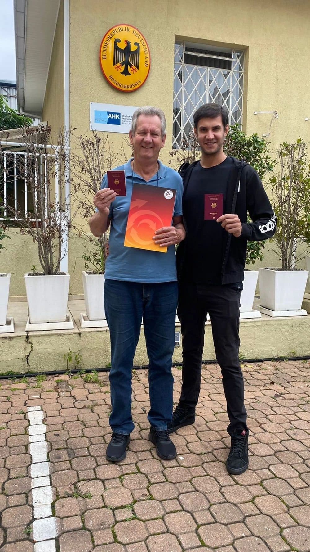 Cliente da Hannover comemorando a confirmação da cidadania alemã