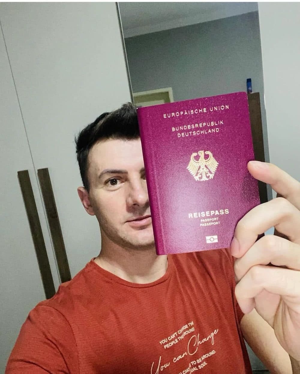 Cliente da Hannover comemorando a confirmação da cidadania alemã