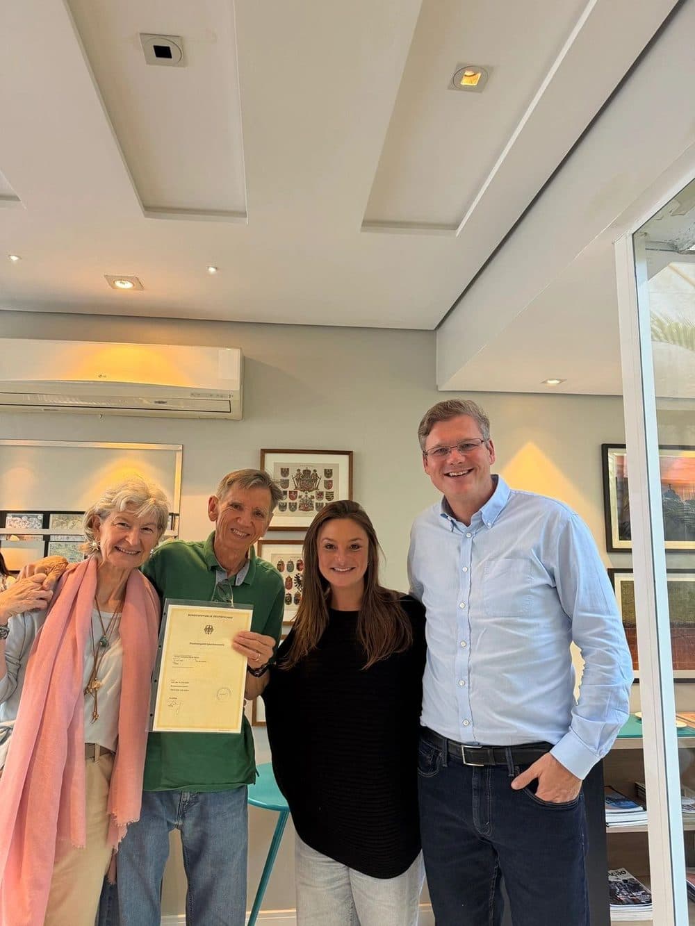 Cliente da Hannover comemorando a confirmação da cidadania alemã