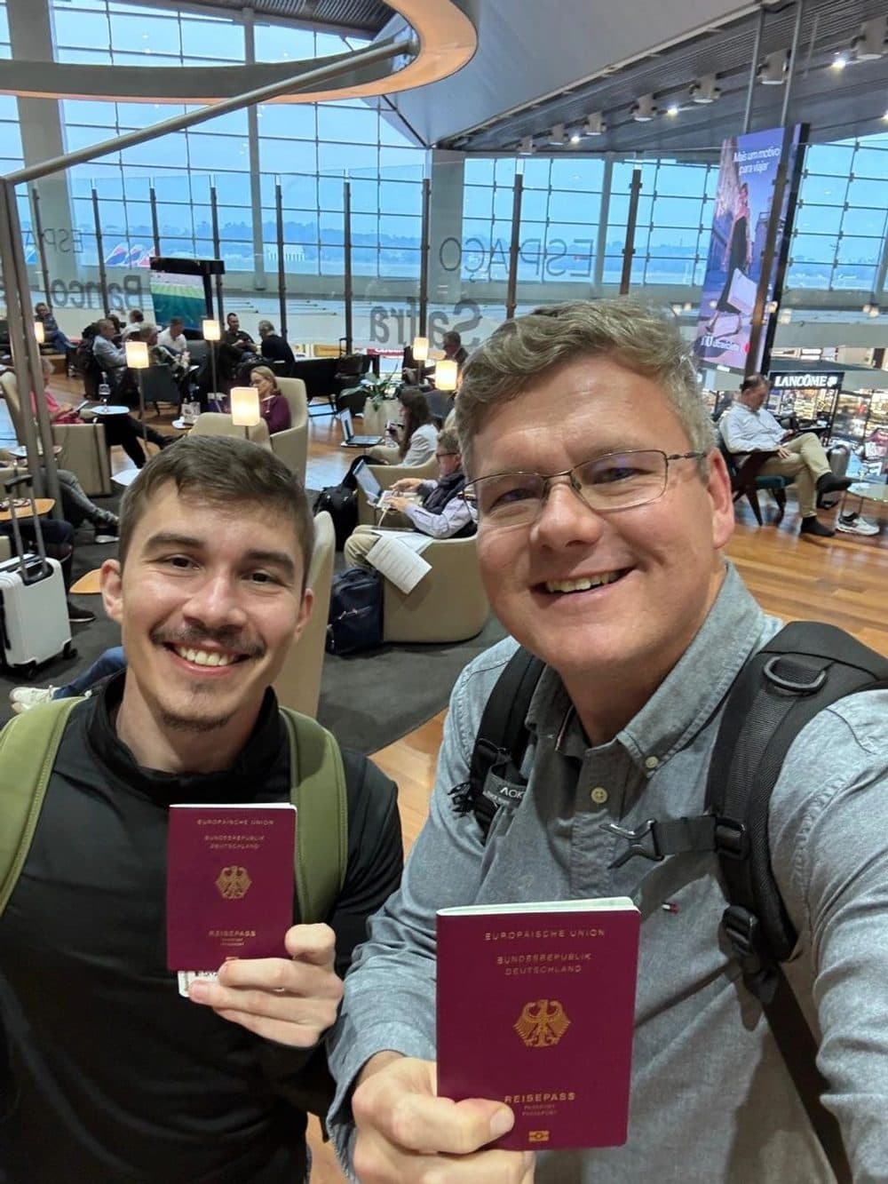 Cliente da Hannover comemorando a confirmação da cidadania alemã
