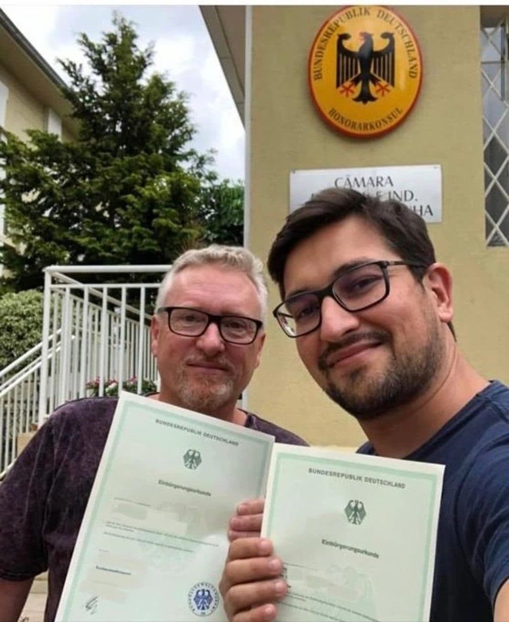 Cliente da Hannover comemorando a confirmação da cidadania alemã