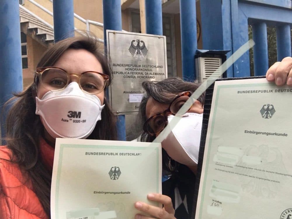 Cliente da Hannover comemorando a confirmação da cidadania alemã