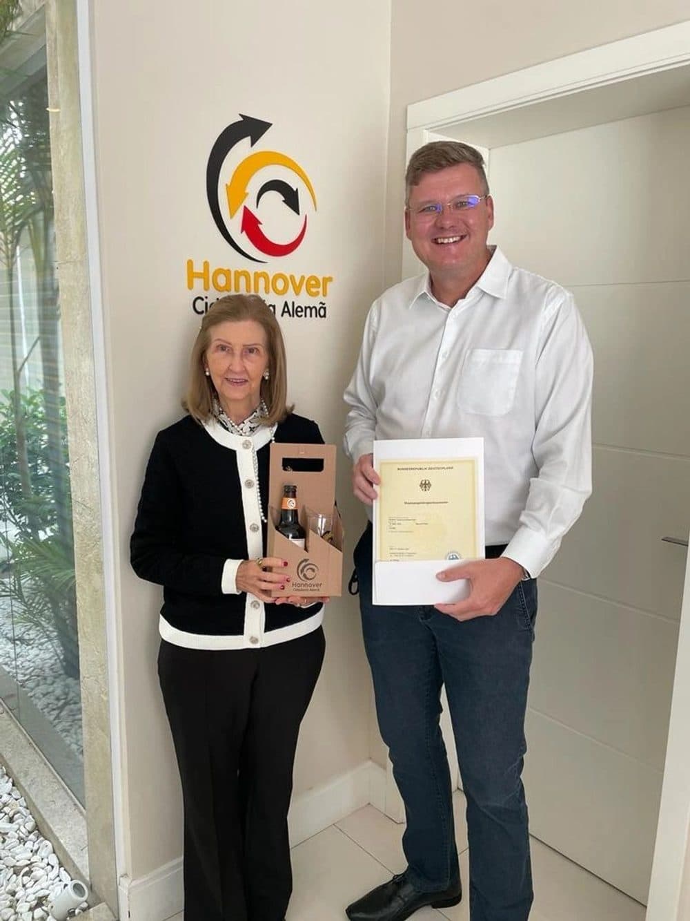 Cliente da Hannover comemorando a confirmação da cidadania alemã