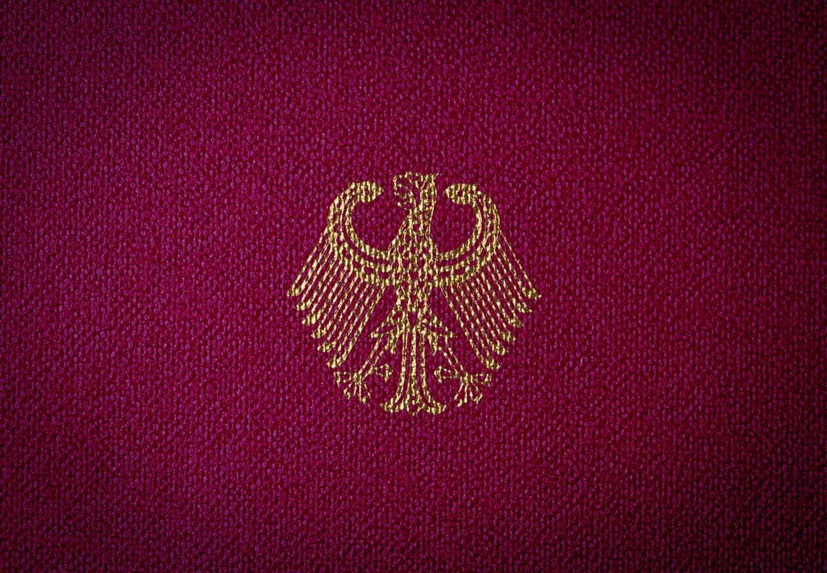 Brasão da Alemanha (Bundesadler) na capa de um passaporte alemão (Reisepass)