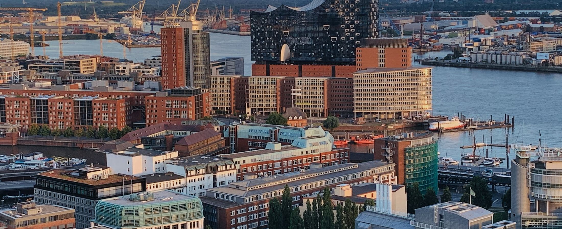 Vista panorâmica de Hamburgo, na Alemanha, ao pôr do sol