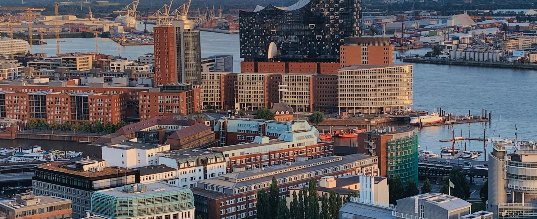 Vista panorâmica de Hamburgo, na Alemanha, ao pôr do sol