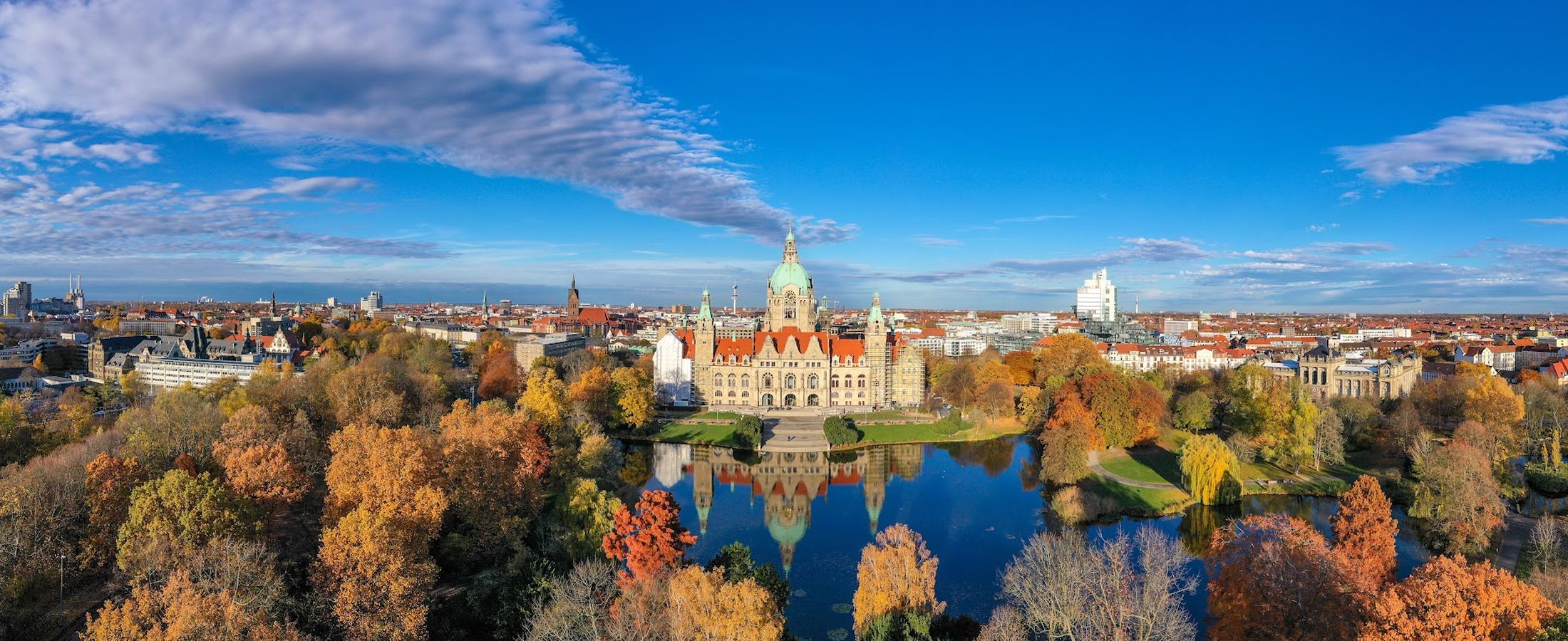Prefeitura Nova de Hannover, na Alemanha, refletida no lago em um dia de outono