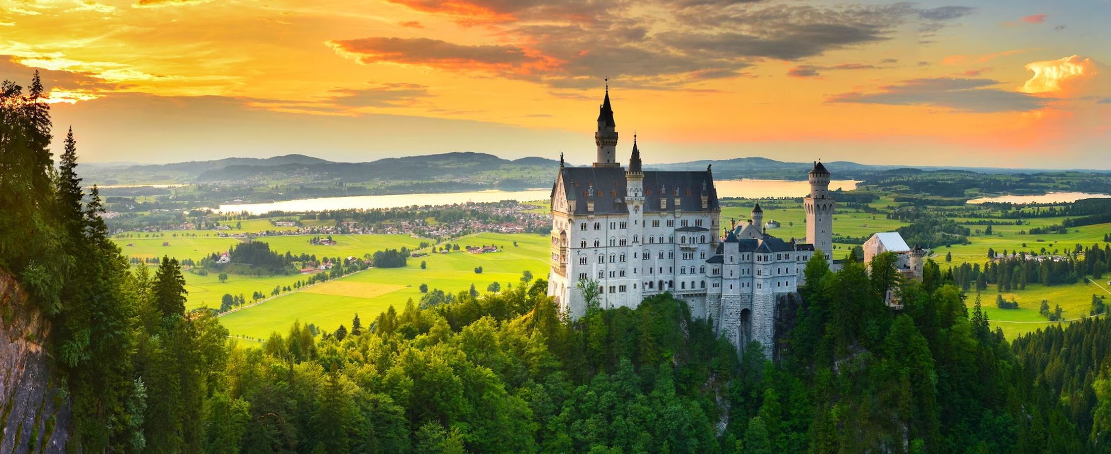 Castelo de Neuschwanstein, na Baviera, sobre o vale verde