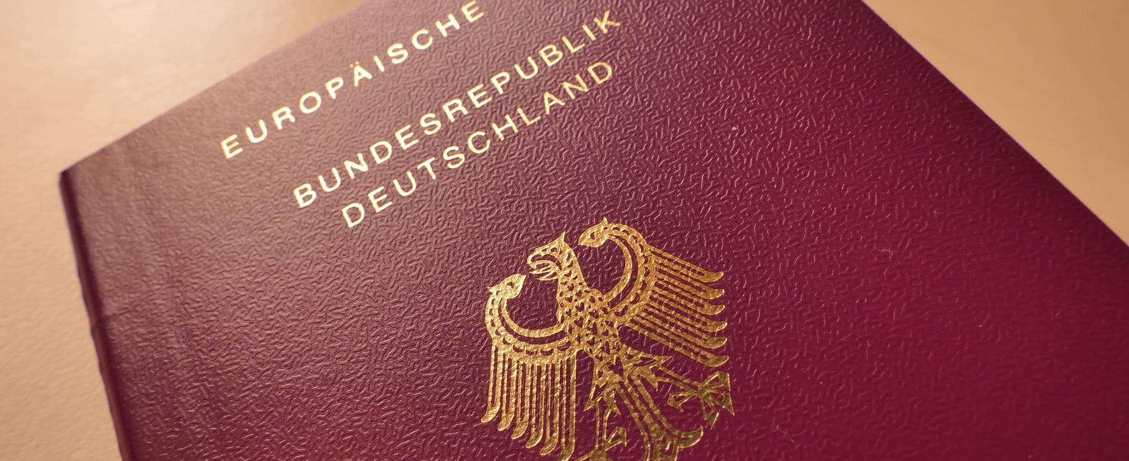 Capa de um passaporte alemão com a inscrição União Europeia e República Federal da Alemanha