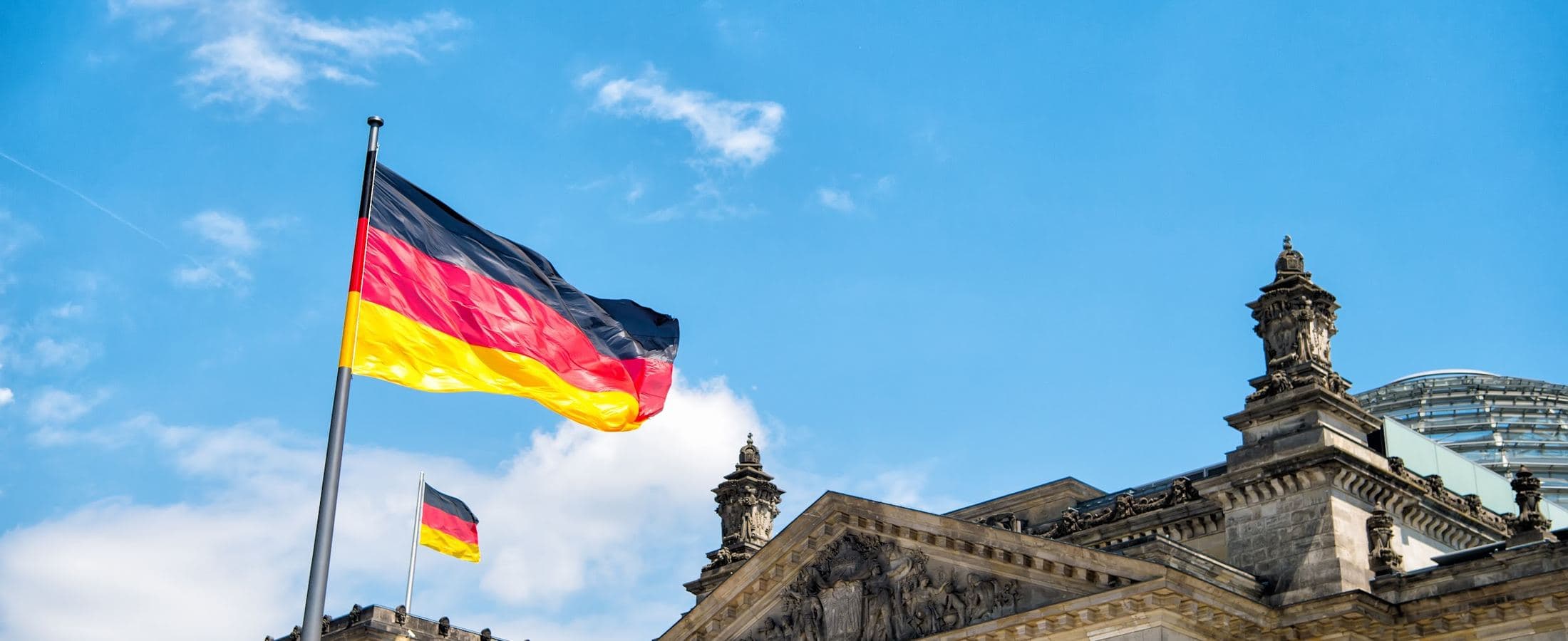 Bandeiras da Alemanha tremulando junto ao Reichstag, em Berlim
