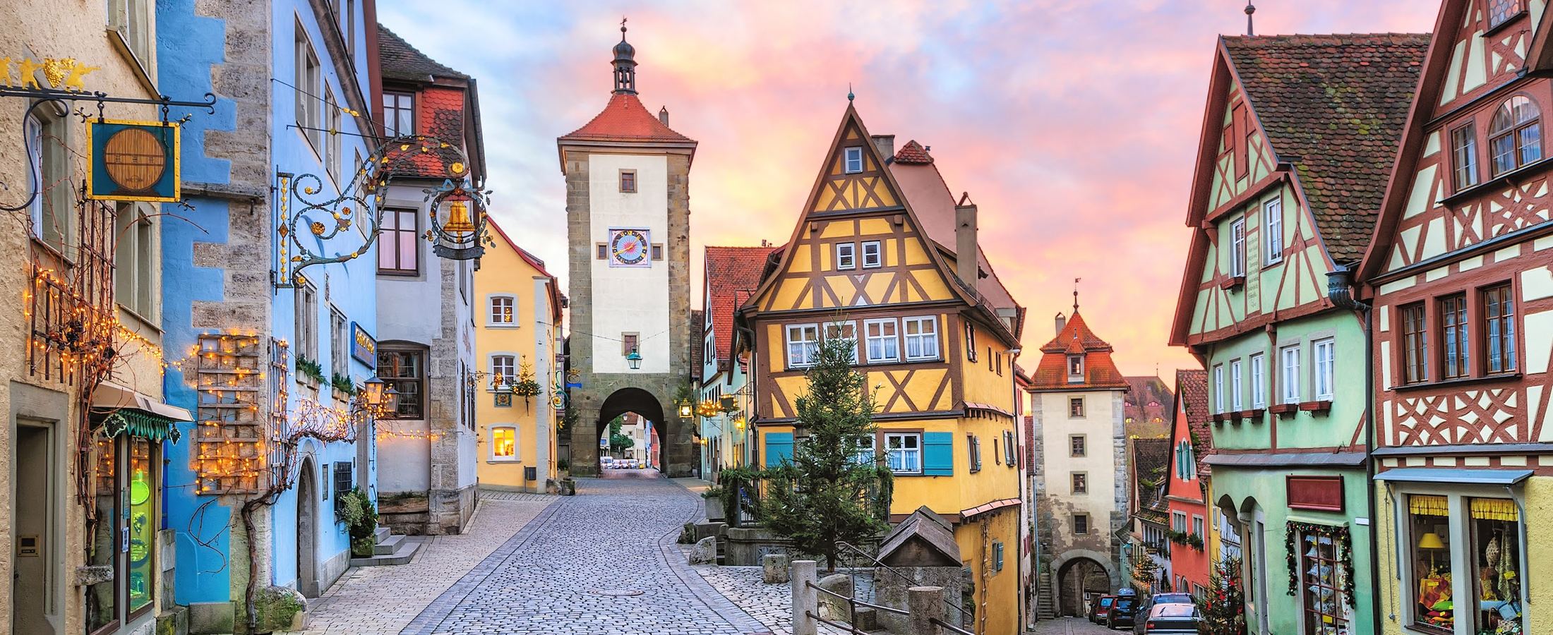 Rua com casas de enxaimel em Rothenburg ob der Tauber, na Alemanha