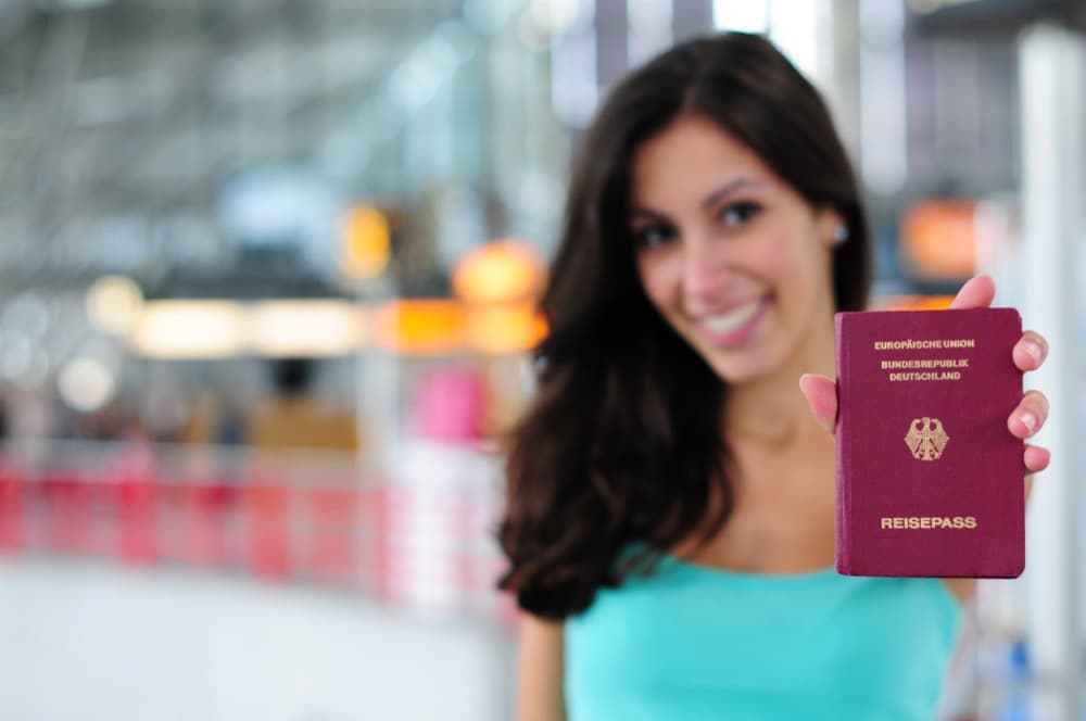Mulher segurando o passaporte alemão