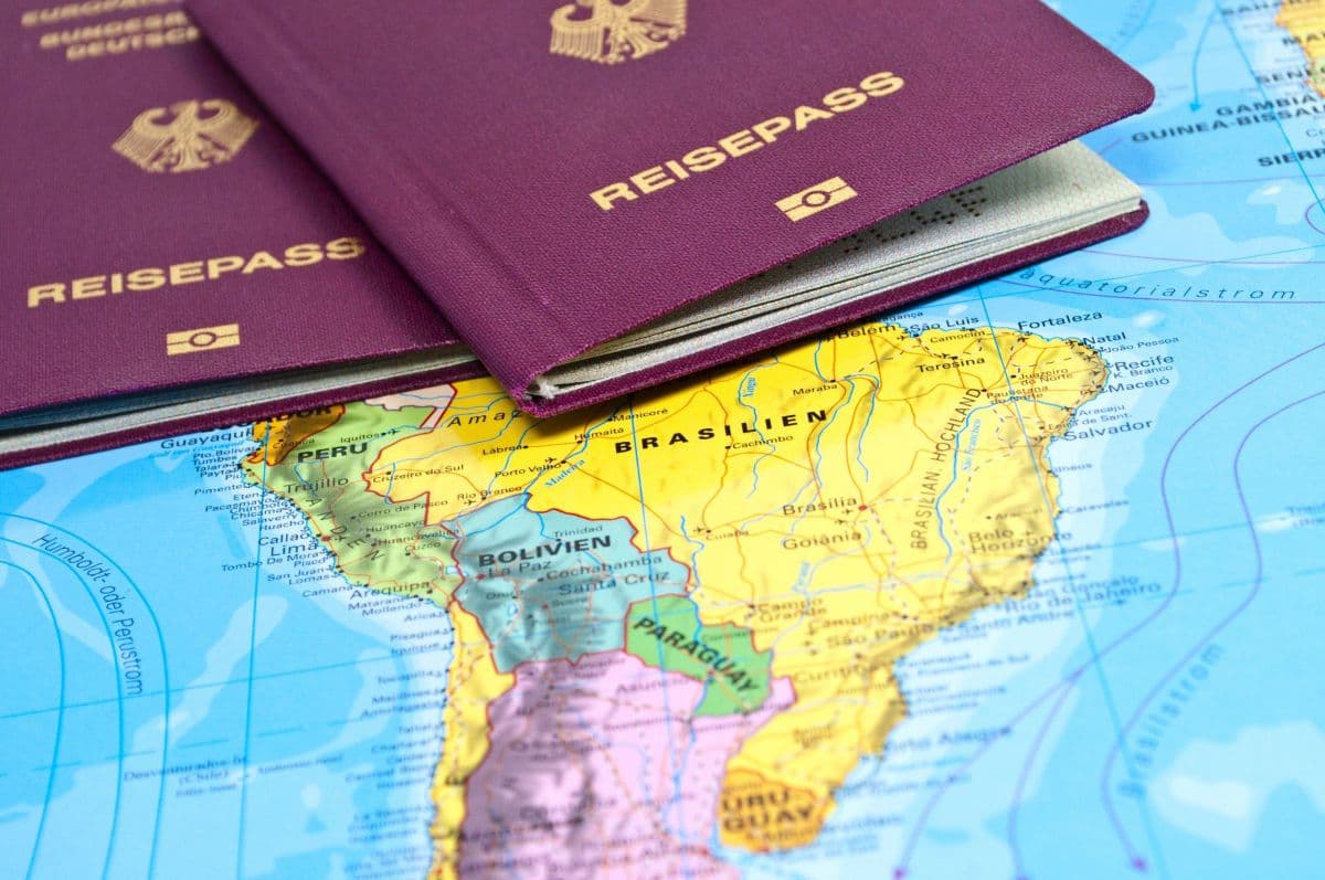 Passaportes alemães sobre o mapa da América do Sul