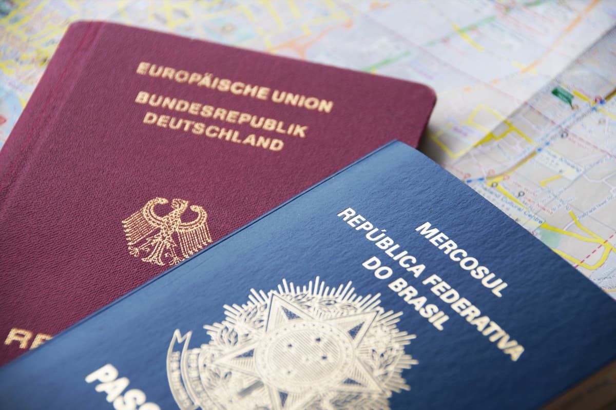 Passaportes alemão e brasileiro sobre um mapa