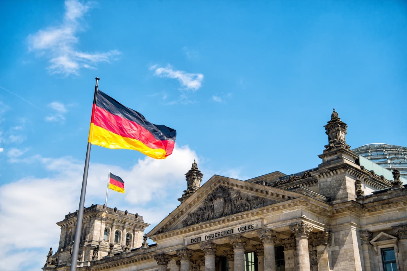Reichstag, sede do parlamento alemão, com a bandeira da Alemanha