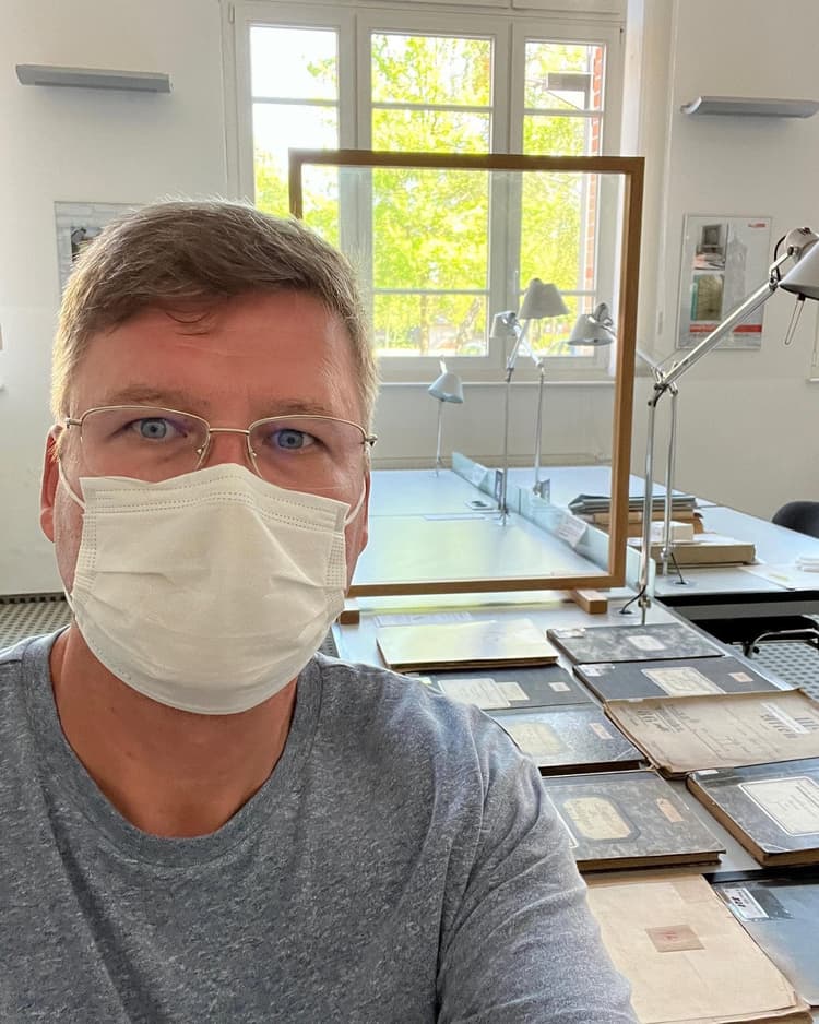Fabio Werlang pesquisando registros civis consulares no Landesarchiv Berlin, em 2022